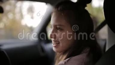 女儿和她妈妈在一起。 母女一个十几岁的少年一起在车里骑车聊天..
